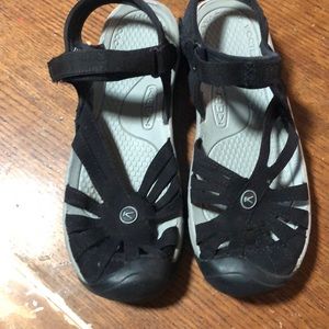 Keen closed toe sandals 9.5